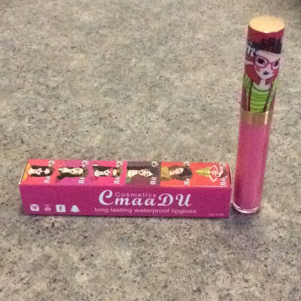 women changing lip gloss balm magic color 💕💕💕